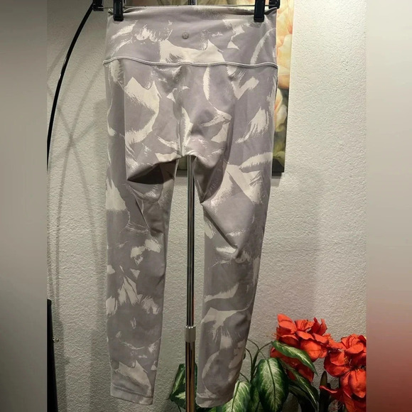 Lululemon Athletica under high rise tight cropped leggings size 6 - Picture 3 of 6